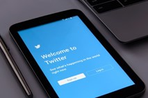 Twitter popolnoma prepovedal ameriškega desničarskega skrajneža Alexa Jonesa