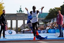 Kenijec Kipchoge v Berlinu do novega rekorda v maratonu 