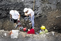 V Ljubljani lahko oddajo prošnjo, toda prstne odtise morajo oddati v Pekingu