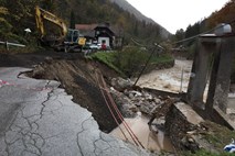 Potekajo sanacijska dela po ujmi, v Jelendolu še naprej odrezani od sveta, ocena škode znana v ponedeljek 