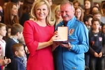 #video Kolinda je odlikovala srebrne nogometaše