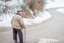 Za upokojenca, ki je oropal banko, da bi pobegnil pred ženo, hišni pripor