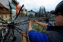 V trčenju poškodovan delavec, ki je nameščal novoletne lučke