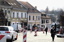 S peticijo do ponovne razprave o prometu skozi novomeški Glavni trg