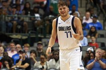 #video Nowitzki postavil nov mejnik, najslabša ekipa lige NBA zaustavila Dončićev Dallas