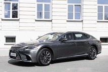 Lexus LS 500h AWD luxury: Občutek lebdenja skazi hrup pospeška