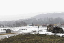 Dregnili v smrdljiv katran in si nakopali jezo občanov