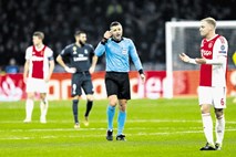 Ajax spoznal krutost brezkompromisnega sistema VAR