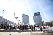 #foto Pred parlamentom več kot 300 protestnikov zahtevalo zaščito Mure pred gradnjo hidroelektrarn