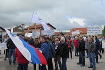 #foto #video Protestniki v Jelšanah za varovano mejo