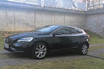 Volvo V40 D2 inscription: S palcem gor in dol