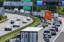 Ponekod na avtocestah zastoji, na meji podaljšano čakanje