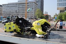 #foto Reševalec motorist na nujni vožnji hudo poškodovan, a stabilen