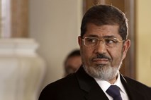 Mohamed Mursi, prvi demokratično izvoljeni voditelj Egipta, umrl na sodišču