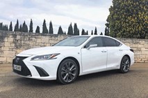 Lexus es 300h SD E-CVT F sport: Prepustite se mu kot maserki