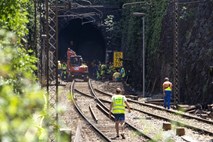 SŽ po iztirjenju vlaka v dolgoročno zaščito predora pri Hrastovljah