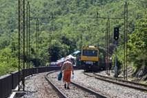 SŽ bodo po nesreči vlaka pri Hrastovljah konec tedna dokončno sanirale progo