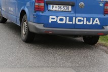 Alžirec 11 ur preživel skrit v podvozju avtobusa