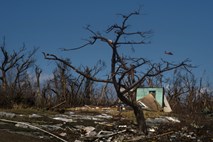 Orkan Dorian oslabel, število žrtev na Bahamih se povečuje