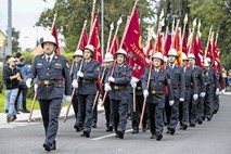 Ko vsi drugi obupajo, se ustrašijo in odidejo, gasilec vztraja