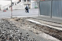 Nove granitne kocke  na Prešernovem  trgu bodo stale  225.000 evrov