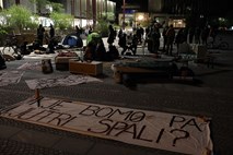 #foto V znak protesta bodo mladi prespali pred parlamentom