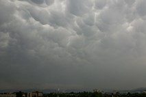 Vreme: Ponoči se bo dež okrepil, na vzhodu bo še suho