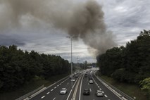 #foto Požar v Stegnah: Med intervencijo je dvakrat močno usekalo