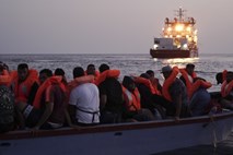 Humanitarni ladji z migranti po 11 dneh dovolili vpluti v italijansko pristanišče