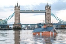 #video Po Temzi v središču Londona protestno plavala podeželska hiša