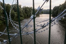 Obmejna policija BiH ne more nadzirati nezakonitih migracij ob meji s Srbijo