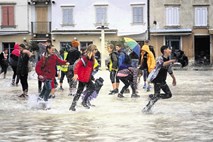 Poplave: Na Obali bitka za vreče s peskom