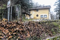 Občina bo porušila hišo na grajskem griču in zgradila novo