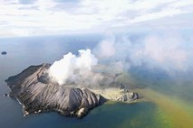 Po izbruhu vulkana na Belem otoku v bolnišnici umrla še ena oseba