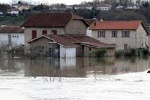 Neurja na jugozahodu Francije terjala že najmanj dve življenji