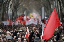 #foto Francozi še naprej stavkajo; vlada vztraja pri pokojninski reformi