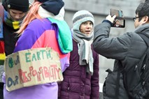 Greta Thunberg tudi na 17. rojstni dan pred švedskim parlamentom