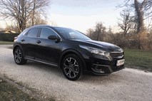 Kia Xceed samodejni in Xceed ročni menjalnik: Težko breme iskanja nove Cindy Crawford