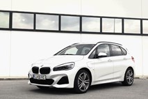 BMW 2 active tourer 225xe: Zanimiva zmes