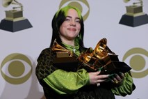 #foto in #video Na grammyjih blestela mlada glasbenica Billie Eilish