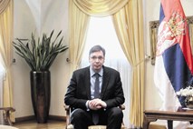 Ne verjemi Vučiću, tudi ko nosi darove