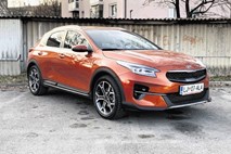 Vzporedni test / Kia Xceed in mazda CX-30: Še s kakšnim konjem bi bilo  kičasto