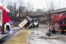 Tovornjakar terja odškodnino od države  zaradi kranjskega mostu