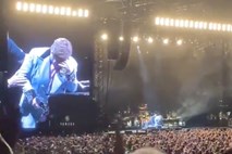 #video Elton John v solzah zapustil oder, ker je izgubil glas