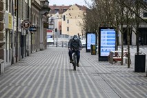 Šibka podlaga nedeljskih ukrepov: Stroka v strahu, da bodo zadnje zaostritve povečale možnost okužb