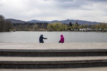 Opozicija poziva k rahljanju omejitev gibanja