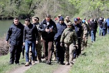 #foto O izrednih pooblastilih vojski brez zaščitnih mask in varne razdalje