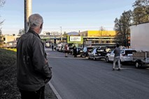 #foto Velika gneča ob ponovnem odprtju zbirnega centra za odpadke Barje