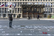 #foto V znak protesta pred državni zbor lepili papirnata stopala