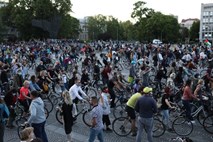 #foto #video Protivladni protest: Tisoče kolesarjev, lopovi in helikopter